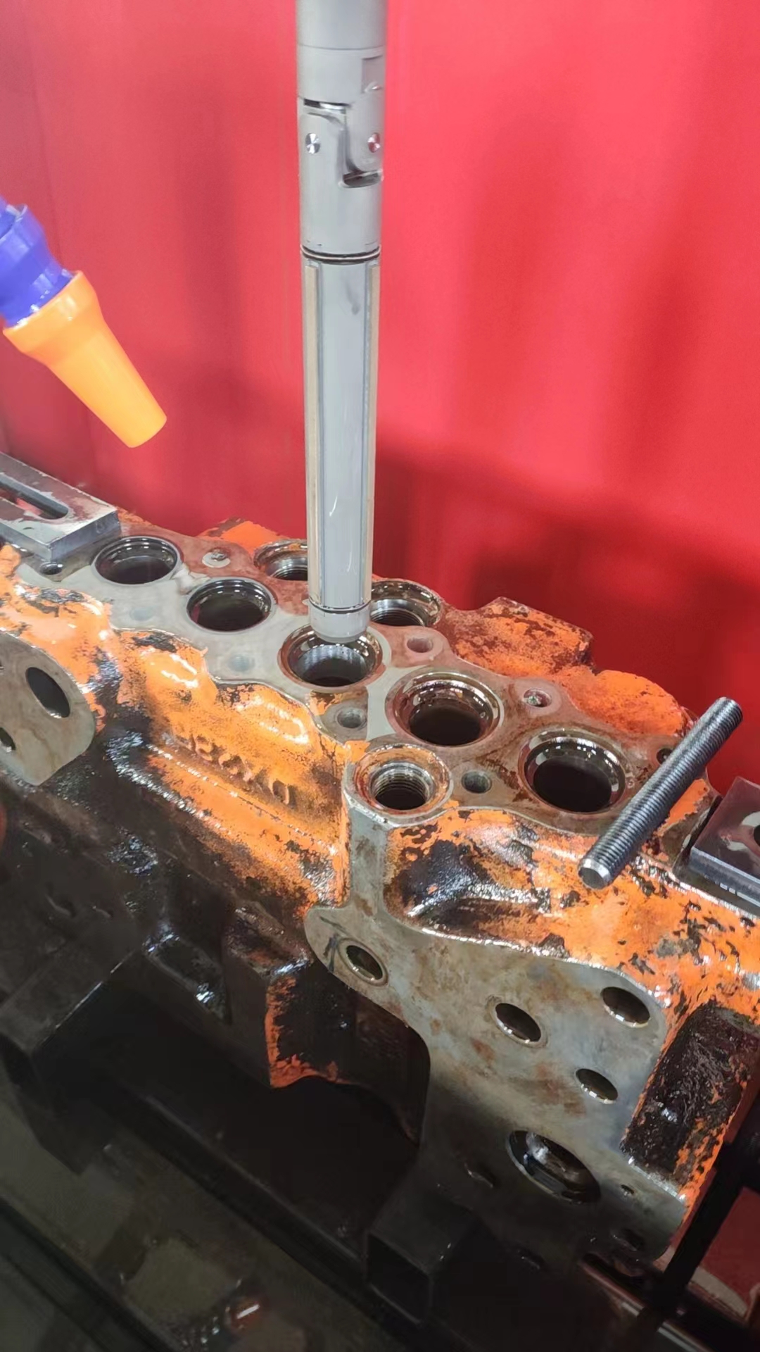 工程機械液壓閥體珩磨加工